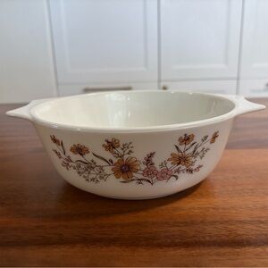 Vintage England Pyrex casserole dish 8inch